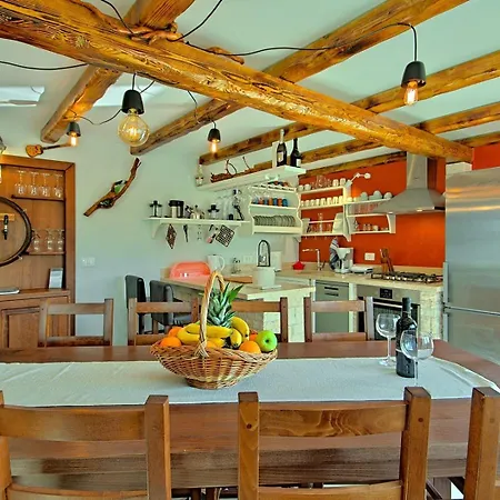 Gloria Villa