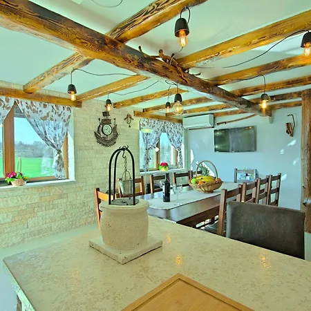Gloria Villa