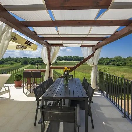 Gloria Villa