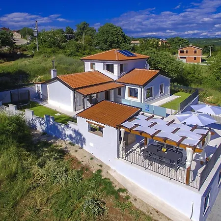 Gloria Villa *