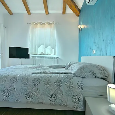 Gloria Villa *