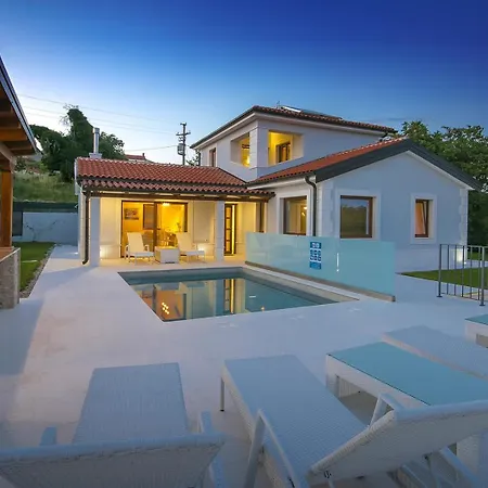 Gloria Villa *