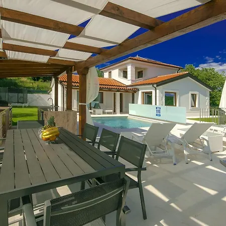 Gloria Villa *
